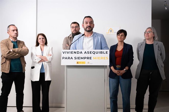 Archivo - El alcalde de Mieres, Manuel Ángel Álvarez, interviene durante su visita a las viviendas públicas propiedad de CASA 47, entidad estatal de vivienda, a 18 de marzo de 2026, en Mieres, Asturias (España). (Archivo)