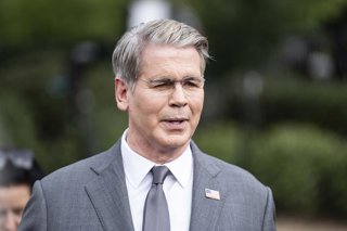 Archivo - August 20, 2026, Washington, District Of Columbia, USA: United States Secretary of the Treasury Scott Bessent speaks to the media outside the West Wing of the White House in Washington, DC, USA, on Thursday, August 20 2026