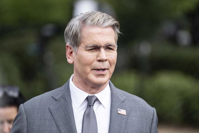 Archivo - August 20, 2026, Washington, District Of Columbia, USA: United States Secretary of the Treasury Scott Bessent speaks to the media outside the West Wing of the White House in Washington, DC, USA, on Thursday, August 20 2026