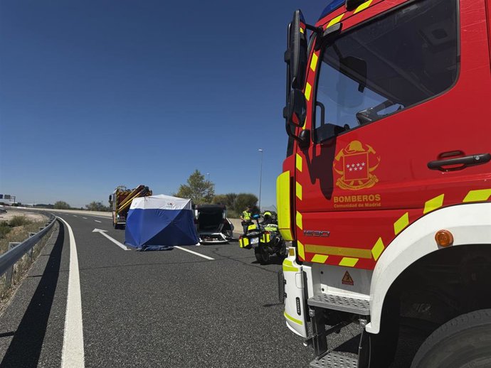 Camión de Bomberos de la Comunidad de Madrid junto a un vehículo volcado en la A-3 en Arganda del Rey, tras sufrir un accidente de tráfico.