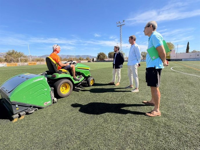 El regidor de Deportes del Ayuntamiento de Palma, Javier Bonet, y el presidente de la AD Son Sardina, Toni Maeso, en el campo de fútbol de Son Sardina.