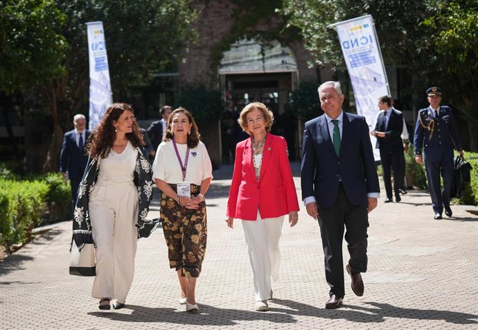 La Reina Doña Sofía (2d) acompañada por el alcalde de Sevilla, José Luis Sanz, a su llegada para presidir la inauguración del Congreso Internacional de Enfermedades Neurodegenerativas donde ha sido presentado el cupón.