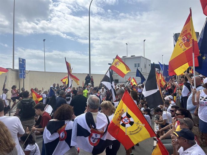 Cientos de ceutíes durante una manifestación en defensa de la españolidad de la ciudad y de su frontera.