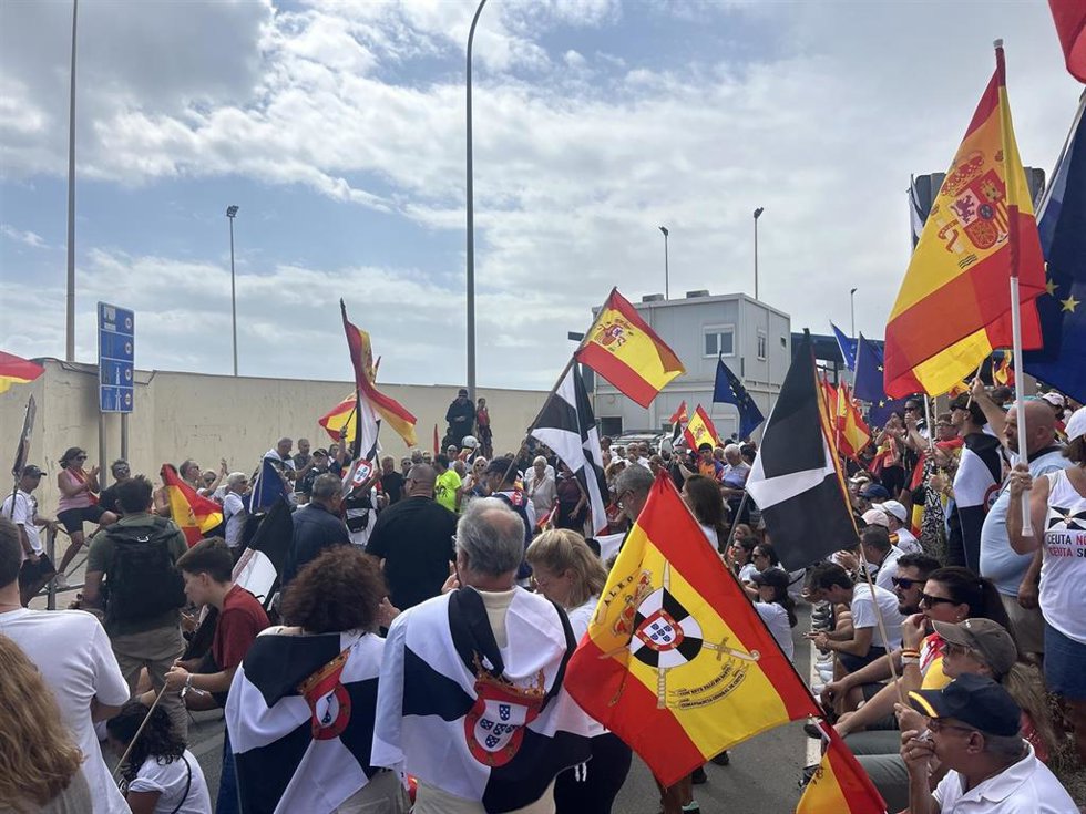 Cientos de ceutíes durante una manifestación en defensa de la españolidad de la ciudad y de su frontera.