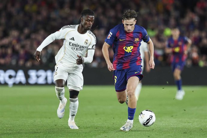 Archivo - Eduardo Camavinga (Real Madrid CF) y Fermín López (FC Barcelona), en el partido de LaLiga EA Sports 2025-26 disputado en el Spotify Camp Nou.