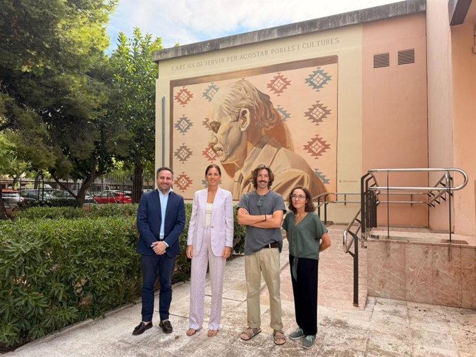 El artistas Oriol Angrill Jordà frente a su mural en el Museo Krekovic.