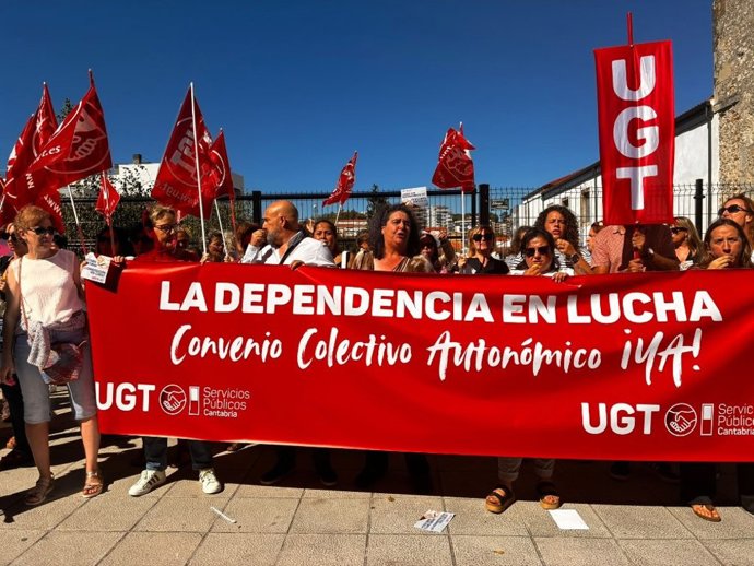 UGT se concentra ante el Parlamento para exigir el desbloqueo de la negociación del nuevo convenio de la dependencia