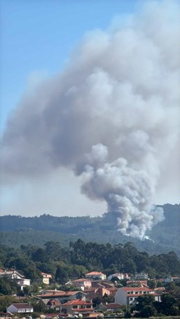 Imagen del incendio activo en Gondomar esta tarde.