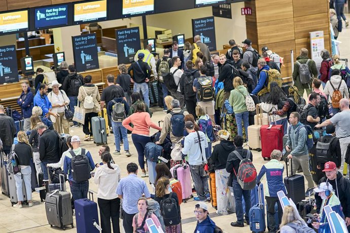 Archivo - 22 September 2025, Brandenburg, Schoenefeld: Passengers are seen in front of the check-in counters in Terminal 1 at Berlin Brandenburg Airport. Passengers are still feeling the effects of a widespread cyberattack on European airports. Photo: Mic