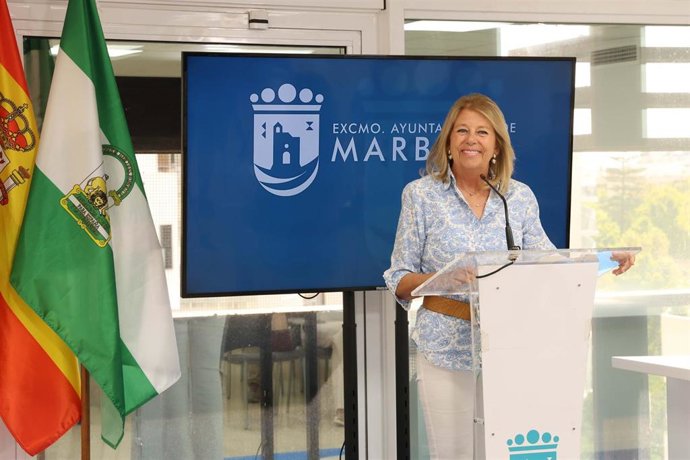 La alcaldesa de Marbella, Ángeles Muñoz, comparece ante los medios.