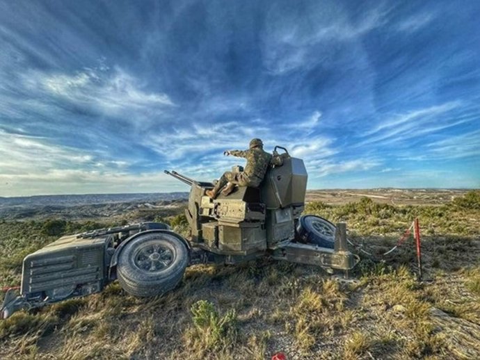 Un militar con un Cañón Antiaéreo