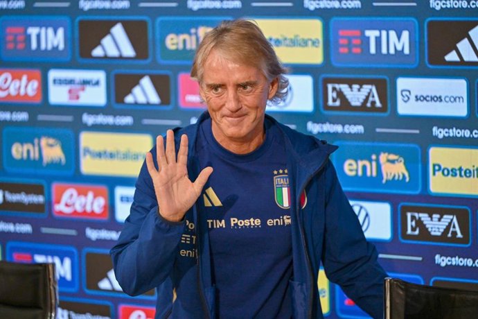 El italiano Roberto Mancini da su primera convocatoria con la selección en su segunda etapa al frente del equipo nacional.