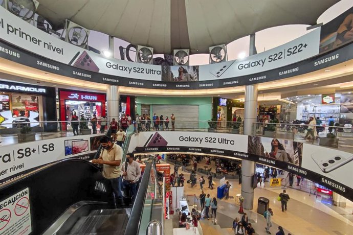 Archivo - Perú.- Tiendas por departamento no pueden impedir cambio de productos comprados en outlets
