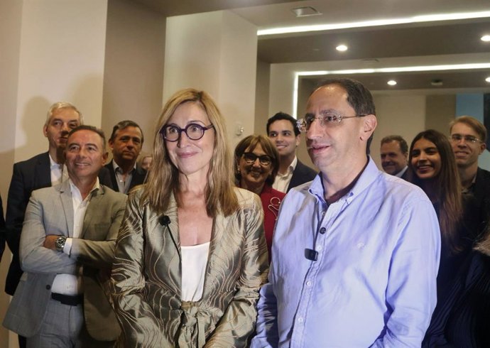 José Manuel Restrepo, vicepresidente de Colombia, con Núria Vilanova, presidenta de Ceapi.