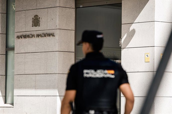 Un agente de la Policía Nacional, situado en la puerta de la Audiencia Nacional, a 8 de septiembre de 2026, en Madrid (España).