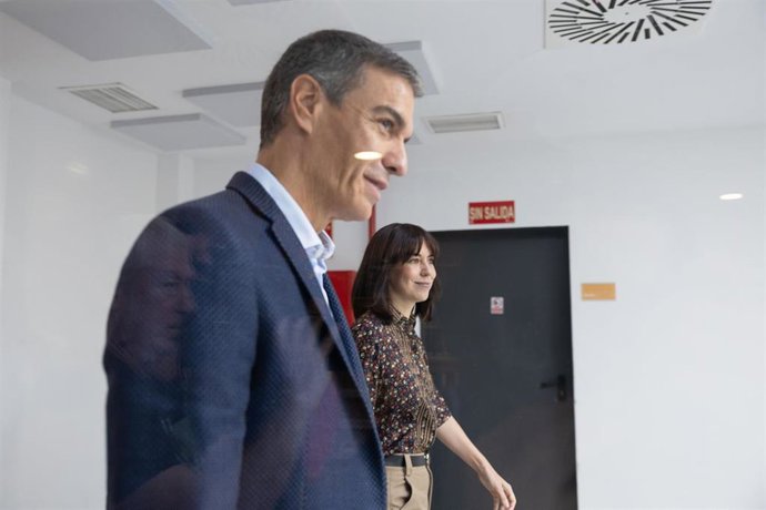 El presidente del Gobierno, Pedro Sánchez, y  la ministra de Ciencia, Innovación y Universidades, Diana Morant,  