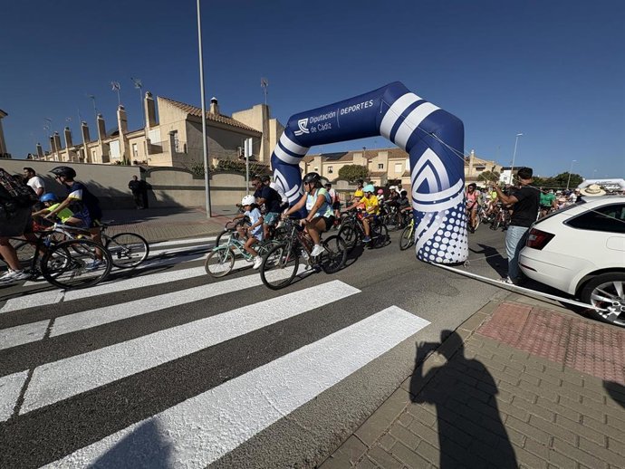 Participantes en la IV Marcha en Bicicleta de la Diputación de Cádiz, celebrada en Rota para conmemorar la Semana Europea de la Movilidad.
