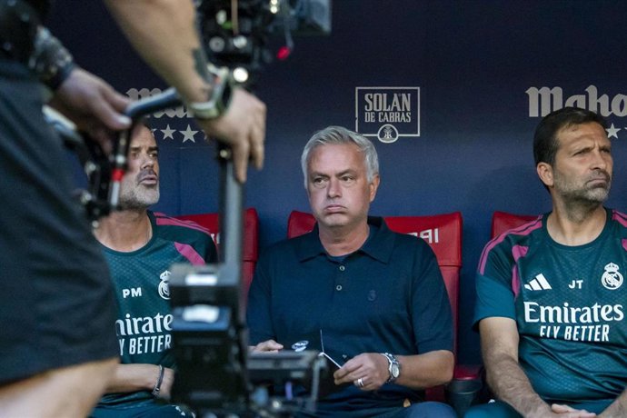El entrenador del Real Madrid, José Mourinho (centro), ante el Atlético de Madrid.
