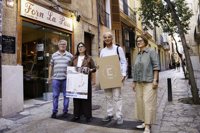 La regidora de Comercio, Restauración y Autónomos del Ayuntamiento de Palma, Lupe Ferrer, frente a Forn La Pau.