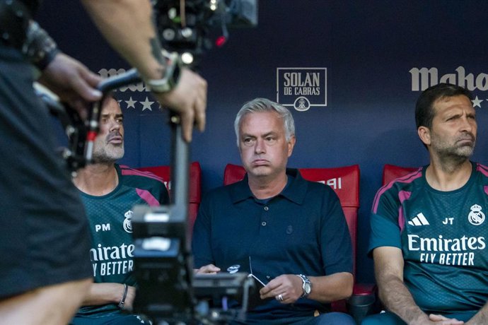 20 de setembro de 2026: MADRI, ESPANHA – 20 DE SETEMBRO: O técnico do Real Madrid, José Mourinho, durante a partida da La Liga entre o Atlético de Madrid e o Real Madrid no Estádio Metropolitano, no dia 20 de setembro de 2026, em Madri, Espanha