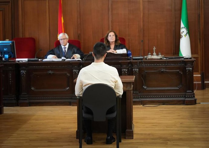 El inculpado en el juicio de la joven Ana Buza en el banquillo de los acusados. 