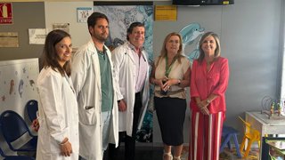 María Jesús Campos (dcha.) ha asistido al inicio de la campaña de inmunización de niños menores de seis meses frente al VRS.