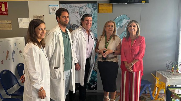 María Jesús Campos (dcha.) ha asistido al inicio de la campaña de inmunización de niños menores de seis meses frente al VRS.