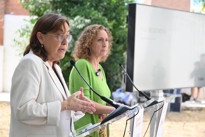 La consellera de Vivienda de la Generalitar, Sílvia Paneque, y la portavoz de Esquerra Republicana (ERC) en el Parlament, Ester Capella, este lunes en Esparreguera (Barcelona).