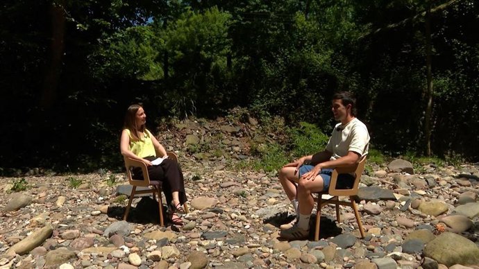 La periodista Maider Pascual conduce e espacio 'Solasean' de Navarra Televisión, que estrena nueva temporada con una entrevista al cineasta Ekaitz Bertiz.