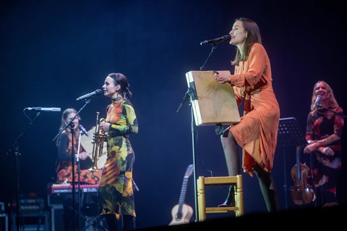 Archivo - La trompetista Andrea Motis i la cantautora Judit Neddermann
