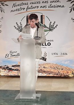 El presidente de la Asociación de Vecinos El Tomillo, Francisco Zuheros, interviene en el acto por el 50 aniversario.