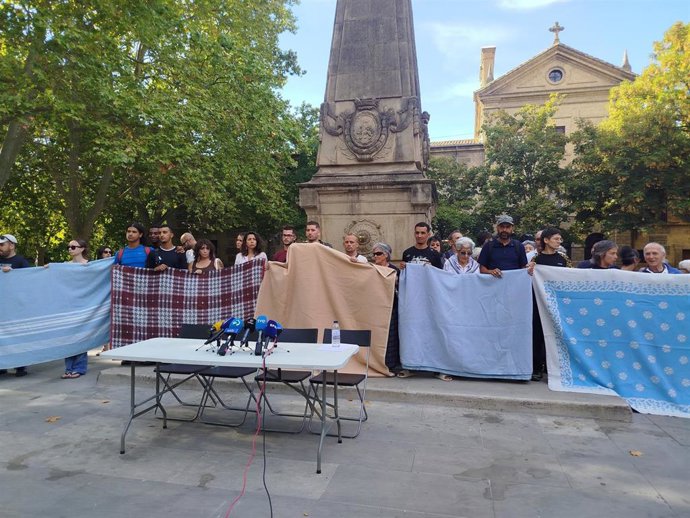 Imagen de los asistentes a la rueda de prensa del colectivo pamplonés Negu Gorriak/Derecho a Techo