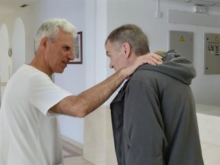 Experto subraya que no hay suficiente evidencia para señalar que el alcohol sea la causa principal de Alzheimer temprano