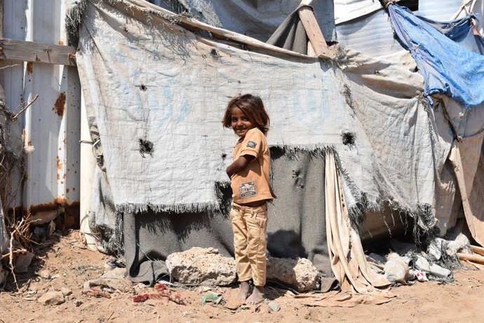 Archivo - Arquivo - ADEN (IÊMEN), 3 de novembro de 2025  -- Uma menina deslocada fica em pé perto do abrigo improvisado de sua família, feito de cobertores e lonas, em um acampamento nos arredores de Aden, no Iêmen, em 3 de novembro de 2025. A COMPLEMENTA