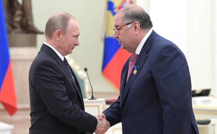 Archivo - Arquivo - ARQUIVADO - 26 de janeiro de 2017, Rússia, Moscou: O presidente russo, Vladimir Putin, entrega a Alisher Usmanov, fundador do Grupo USM Holdings, a Ordem da Beneficência durante uma cerimônia no Kremlin. A UE já havia descrito Usmanov 