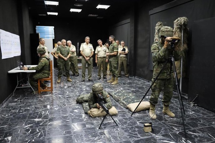 El Jefe de Estado Mayor del Ejército de Tierra (JEME), general de ejército Amador Enseñat y Berea, durante un encuentro con con oficiales, suboficiales y militares de tropa en la Comandancia General de Melilla (COMGEMEL).