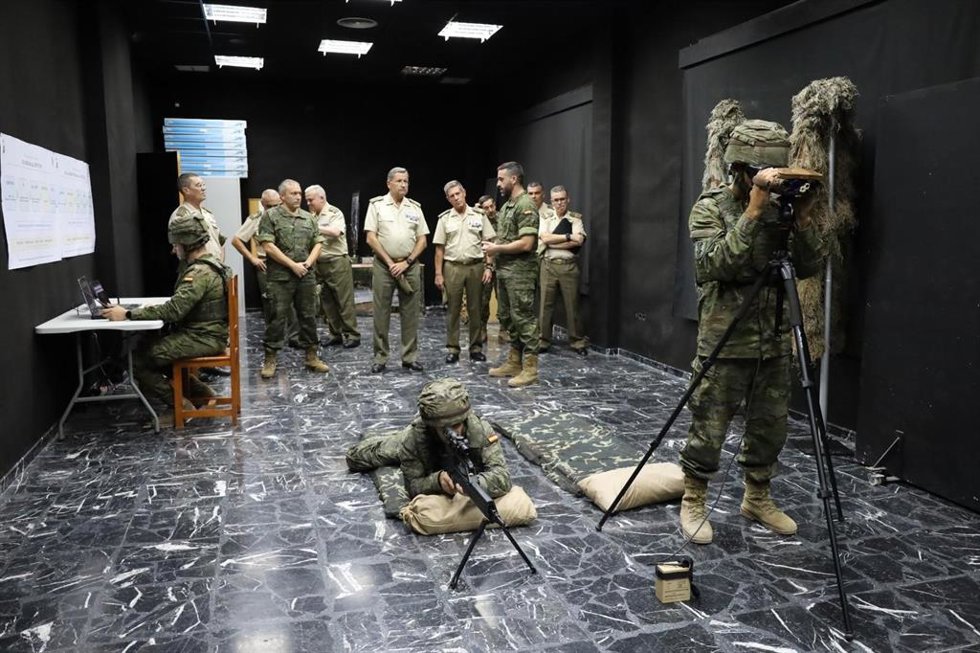 El Jefe de Estado Mayor del Ejército de Tierra (JEME), general de ejército Amador Enseñat y Berea, durante un encuentro con con oficiales, suboficiales y militares de tropa en la Comandancia General de Melilla (COMGEMEL).