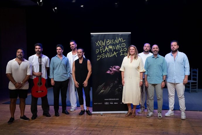 La delegada de Turismo y Cultura del Ayuntamiento, Angie Moreno, junto a otras personalidades como el director de la Bienal, Luis Ybarra, y el artista Manuel Liñán.