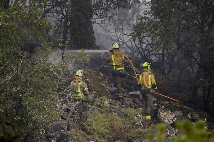 Varios bomberos forestales colaboran en las labores de extinción de un incendio forestal, a 16 de septiembre de 2026, en Quiroga, Lugo, Galicia (España). 