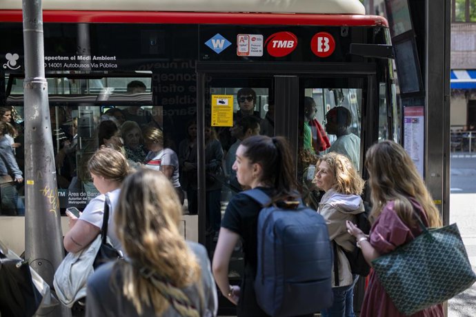 Archivo - Usuaris d'autobus de Barcelona