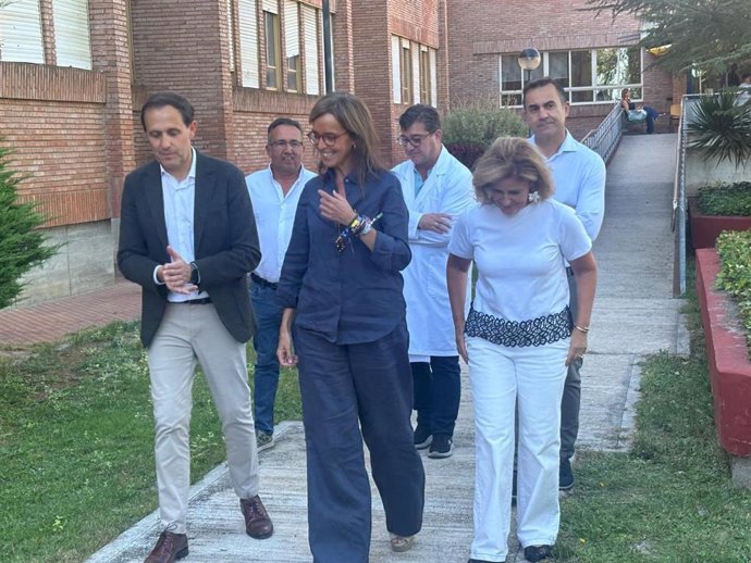 Visita de Carmen Fúnez del PP al centro de integración juvenil de Valladolid.