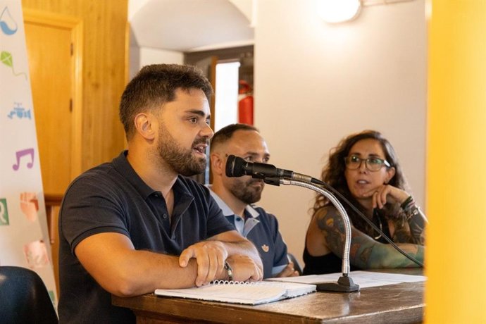 El coordinador provincial de Izquierda Unida en Jaén, Miguel Manuel García, junto a otros responsables de la formación.