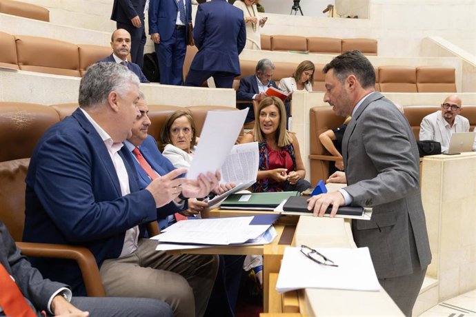 La presidenta de Cantabria, María José Sáenz de Buruaga, asiste al Pleno del Parlamento.