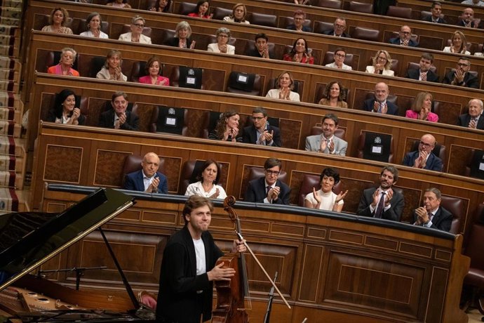 El violonchelista Ettore Pagano durante la celebración del Día Internacional de la Paz con un homenaje a Pau Casals, en el Congreso de los Diputados, a 21 de septiembre de 2026, en Madrid (España).