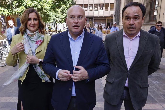 Archivo - (I-D) La alcaldesa de Valencia, María José Catalá; el secretario general del PP, Miguel Tellado, y el presidente de la Generalitat valenciana, Juanfran Pérez Llorca, durante la mascletà del Ayuntamiento de Valencia, a 12 de marzo de 2026, en Val
