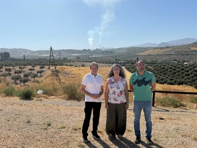 Rosa María Rodríguez (centro) y David Bazuelo (dcha.), en la zona de Baena donde se pretende levantar la planta de biometano.