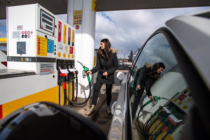 Archivo - Arquivo - 7 de março de 2022, Polônia, Kudowa-Zdrój: Uma motorista da República Tcheca reabastece seu carro em um posto de gasolina da Shell em Kudowa-Zdrój, na Polônia. Os motoristas da República Tcheca consideram vantajoso reabastecer principa