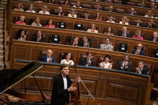 El violonchelista Ettore Pagano durante la celebración del Día Internacional de la Paz con un homenaje a Pau Casals, en el Congreso de los Diputados, a 21 de septiembre de 2026, en Madrid (España). El Congreso de los Diputados celebra por primera vez el  