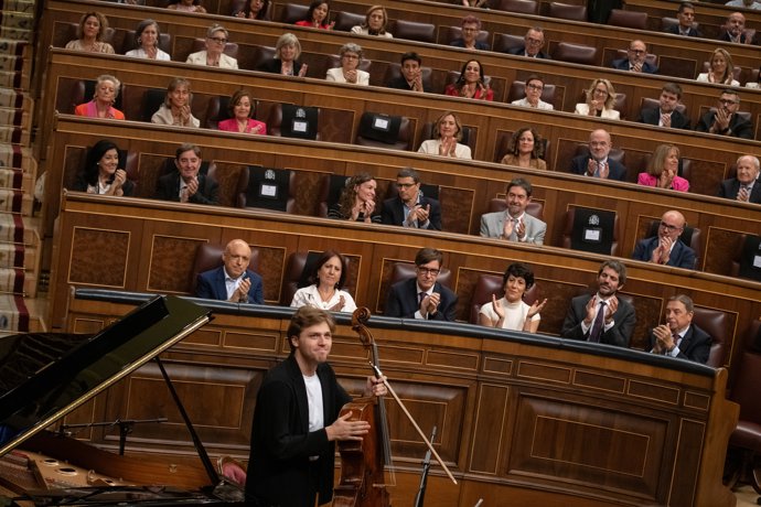 El violonchelista Ettore Pagano durante la celebración del Día Internacional de la Paz con un homenaje a Pau Casals, en el Congreso de los Diputados, a 21 de septiembre de 2026, en Madrid (España). El Congreso de los Diputados celebra por primera vez el  