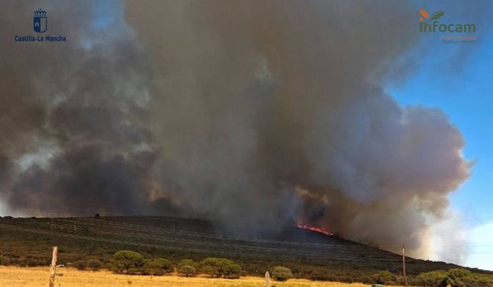 AMP.- Un incendio en Puertollano(Ciudad Real) pasa a nivel 1 por corte de línea de alta tensión y la carretera CR-502